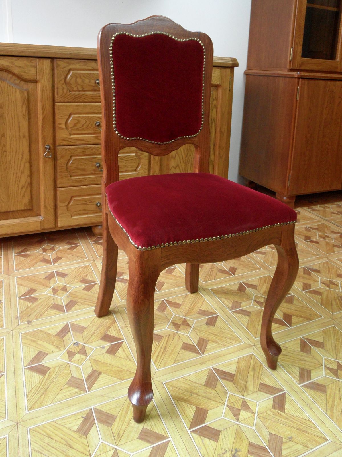 Stylowe krzesło drewniane z obiciem 12